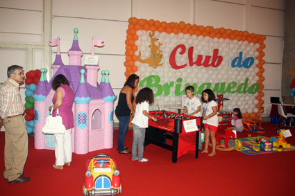 Festa de aniversário infantil, aluguer de insufláveis e de brinquedos